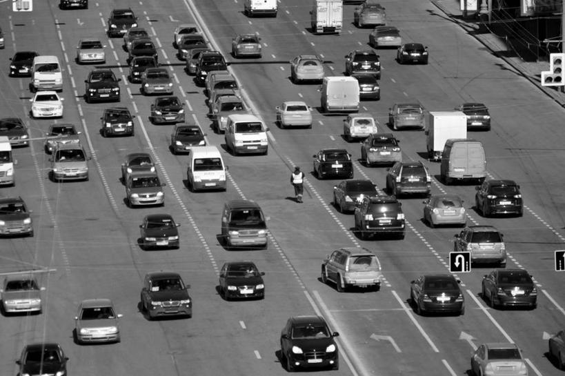 成年人,一个人,交警,横图,黑白,室外,白天,城市,道路,路,公路,汽车,俄罗斯,仅一个男性,一排,整齐,路标,交通,首都,排列,运输,摄影,队列,莫斯科,交通管理员,交通警察,马路,步行