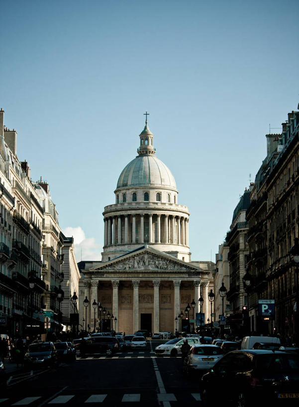 竖图,室外,白天,城市,道路,建筑,路,路灯,公路,汽车,法国,巴黎,十字架,柱子,云,交通,首都,天空,地标建筑,摄影,基督教,圆顶建筑,法国文化,马路,彩图,旅行,巴黎万神殿