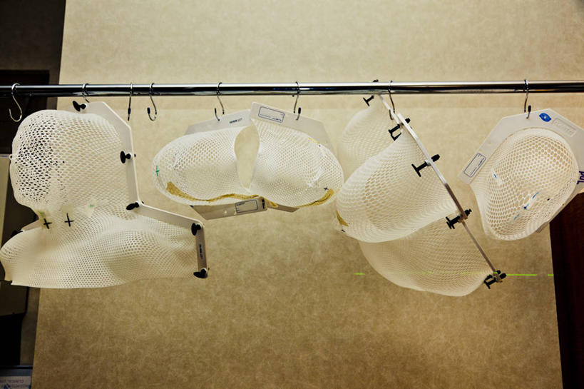 无人,横图,室内,美国,一排,吊挂,悬挂,整齐,塑胶,挂,排列,四个,摄影,保护,队列,内华达州,拉斯维加斯,彩图,放射疗法