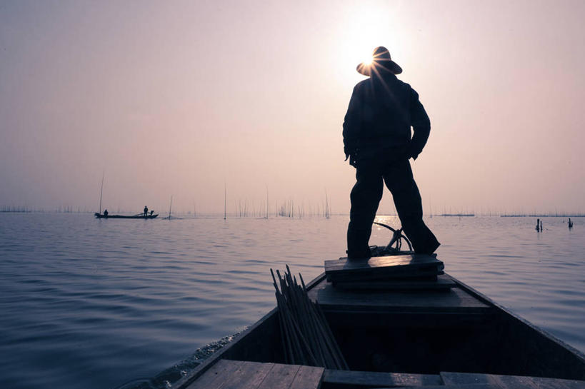 成年人,中年人,一个人,渔夫,站,横图,室外,镜头眩光,日落,太阳,帽子,洞庭湖,仅一个男性,仅一个人,仅一个中年男性,渔船,背面,天空,自然,思考,运输,摄影,剪影,岳阳,湖南省,男人,男性,中年男性,休闲活动,彩图