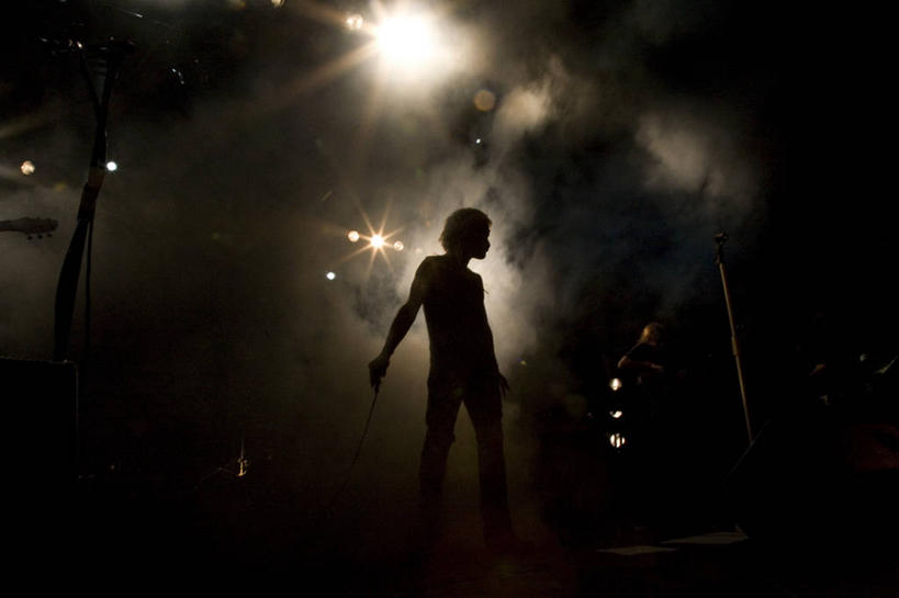 一个人,舞台,站,横图,室内,夜生活,西班牙,巴塞罗那,表演,朦胧,模糊,音乐,表演者,摄影,照亮,剪影,彩图,舞台灯光