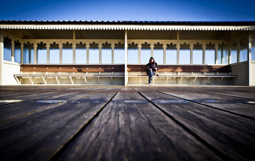 西方人,儿童,少年,一个人,码头,坐,横图,室外,白天,正面,度假,纯洁,建材,地板,建筑,英国,欧洲,欧洲人,仅一个男性,仅一个年轻女性,仅一个女性,仅一个人,材料,木板,木材,地面,二郎腿,休闲装,木地板,木柴,仅一个年轻男性,小孩,天空,放松,可爱,童年,童趣,摄影,建造,木料,童真,烂漫,无邪,硬木,天真,男人,男性,年轻男性,年轻女性,女人,女性,白种人,孩子,休闲活动,彩图,独处,防风罩