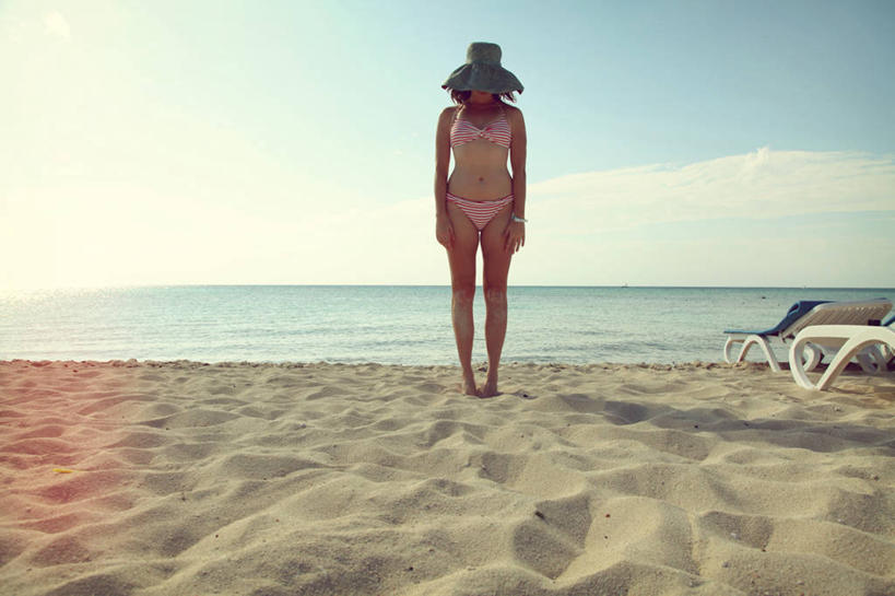 西方人,成年人,中年人,老年人,一个人,站,横图,室外,白天,正面,比基尼,度假,海洋,帽子,墨西哥,欧洲,欧洲人,仅一个女性,仅一个人,沙子,水平线,仅一个中年女性,思考,个性,摄影,北美,北美洲,拉丁美洲,美洲,北亚美利加洲,亚美利加洲,墨西哥合众国,仙人掌王国,科苏梅尔岛,女人,女性,中年女性,白种人,海滩,休闲活动,彩图