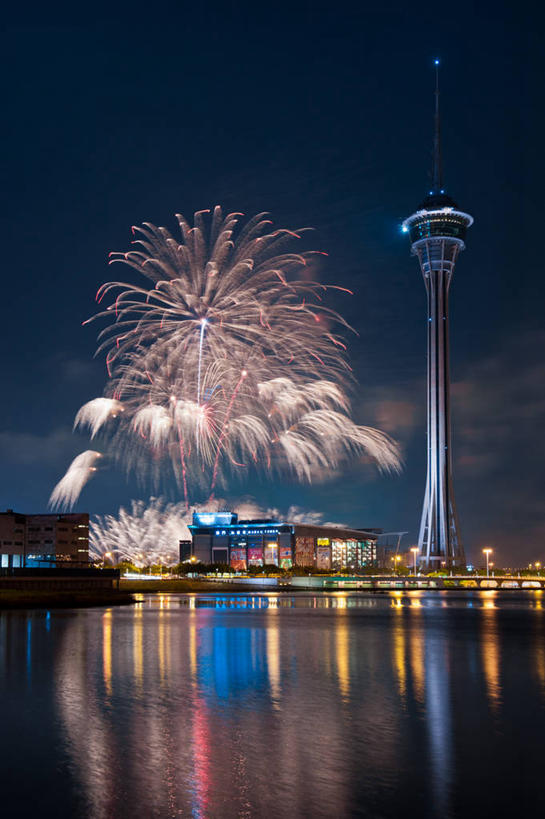 无人,竖图,室外,夜晚,爆炸,海洋,城市,建筑,澳门,庆祝,反射,塔,天空,焰火,摄影,照亮,彩图