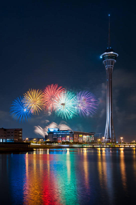 无人,竖图,室外,夜晚,爆炸,海洋,城市,建筑,澳门,庆祝,反射,塔,天空,焰火,摄影,多样,照亮,彩图