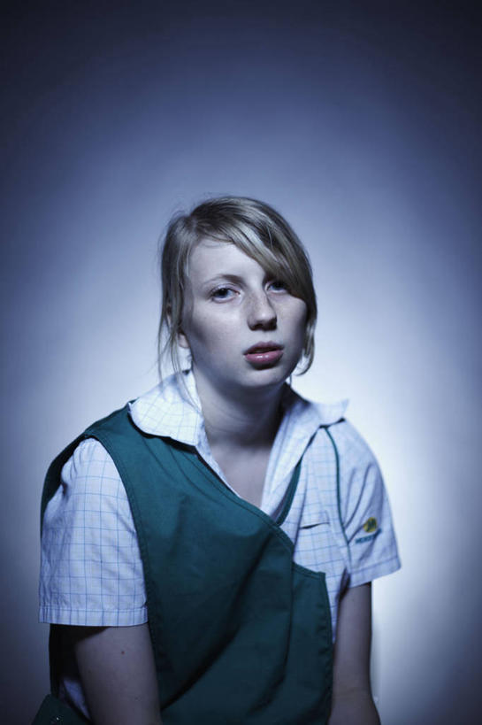 西方人,成年人,脸,头,脸颊,一个人,坐,竖图,白天,白色背景,正面,制服,英国,欧洲,欧洲人,仅一个年轻女性,仅一个女性,仅一个人,工作,凌乱,肩膀,职业,疲倦,摄影,疲劳,疲惫,肖像,问题,困乏,疲乏,悲哀,委顿,疲困,疲顿,疲钝,倦怠,怠倦,年轻女性,女人,女性,白种人,年轻人,头部,脸部,脸蛋,面部,彩图,影棚拍摄,晕影