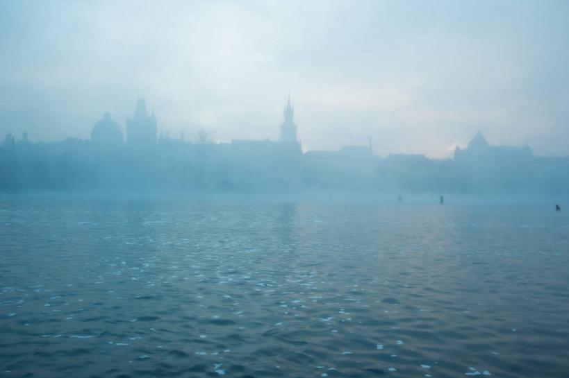 无人,横图,室外,河流,水,天际线,雾,城市,建筑,欧洲,捷克,反射,云,黎明,天气,首都,自然,摄影,宁静,早晨,中欧,捷克共和国,波西米亚,布拉格,伏尔塔瓦河,旧城区,彩图