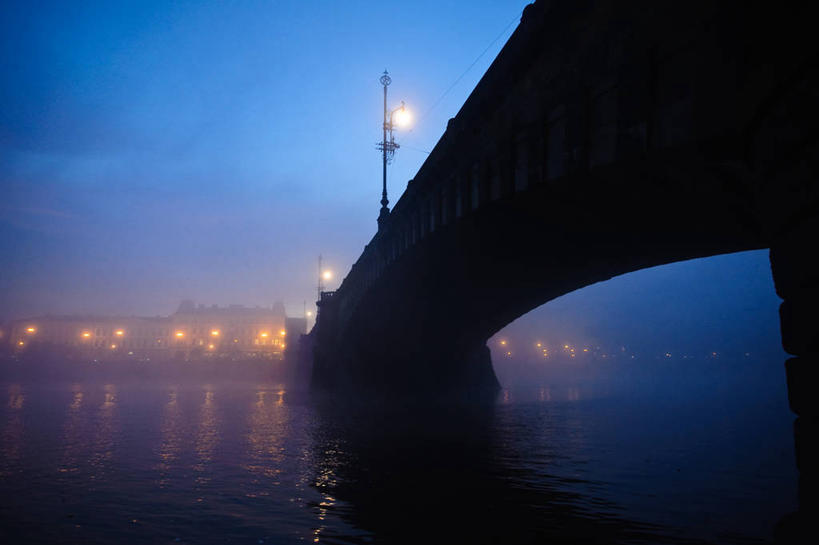 无人,横图,室外,仰视,河流,水,雾,建筑,路灯,欧洲,捷克,反射,拱门,桥,黎明,天气,首都,联系,自然,摄影,宁静,照亮,早晨,中欧,捷克共和国,波西米亚,布拉格,伏尔塔瓦河,彩图,低角度拍摄