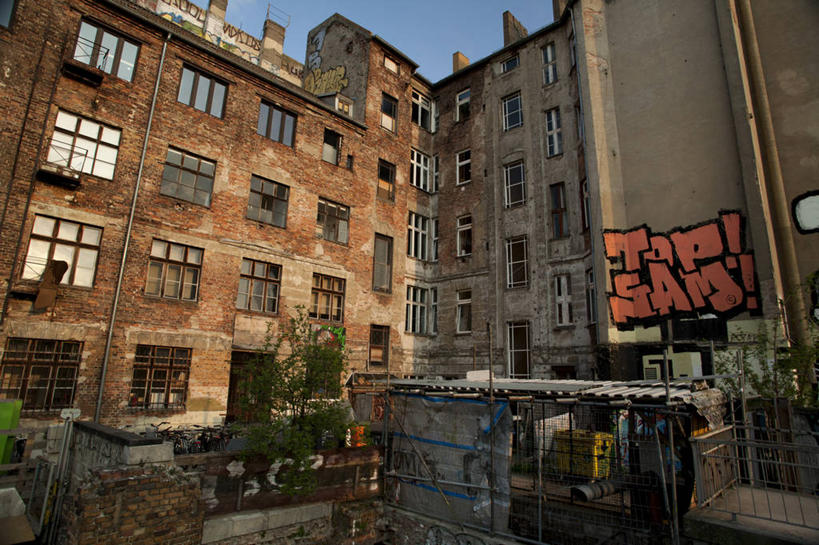 无人,横图,室外,白天,仰视,通讯,城市,建筑,德国,废弃,文字,房屋,公寓,首都,柏林,摄影,报废,英文字母,废物,丢弃,放弃,抛弃,摈弃,彩图,低角度拍摄,东柏林,普伦茨劳贝格,屏弃,摈斥,摒除