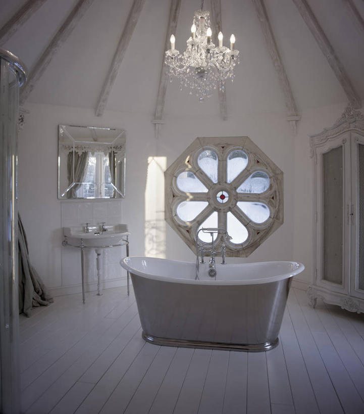 无人,竖图,室内,白天,窗户,浴室,英国,六边形,水晶,浴盆,摄影,古董,卫生,水晶吊灯,萨里市,彩图