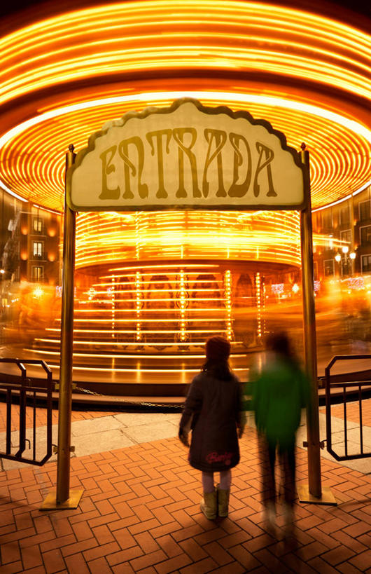 两个人,竖图,室外,夜晚,运动模糊,通讯,城市,建筑,西班牙,文字,背面,摄影,英文字母,照亮,彩图