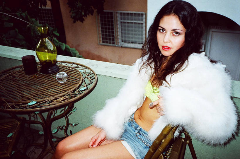 成年人,一个人,坐,横图,俯视,室内,白天,时尚,信心,阳台,美国,仅一个年轻女性,仅一个女性,仅一个人,摄影,加利福尼亚,肖像,时装模特,好莱坞,年轻女性,女人,女性,年轻人,彩图,高角度拍摄,魅力,美人