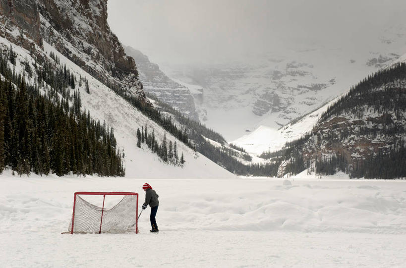 儿童,一个人,横图,室外,白天,侧面,纯洁,山,雪,加拿大,仅一个男性,仅一个人,网,冬天,冰球,天气,小孩,自然,仅一个小孩,寒冷,可爱,童年,童趣,摄影,童真,烂漫,无邪,班夫国家公园,冬季运动,亚伯达,露易斯湖,天真,男孩,男人,男性,孩子,彩图,男生