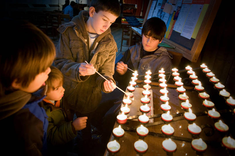 西方人,儿童,脸,头,脸颊,一个人,四个人,教堂,站,横图,室内,纯洁,蜡烛,英国,欧洲,欧洲人,仅一个男性,仅一个人,一排,许多,整齐,很多,拿着,注视,肩膀,排列,小孩,点燃,观察,看,仅一个小孩,可爱,童年,童趣,摄影,宗教,观看,察看,队列,关注,童真,烂漫,无邪,灵性,天真,男孩,男人,男性,白种人,孩子,头部,脸部,脸蛋,面部,半身,彩图,男生,传统文化,海斯