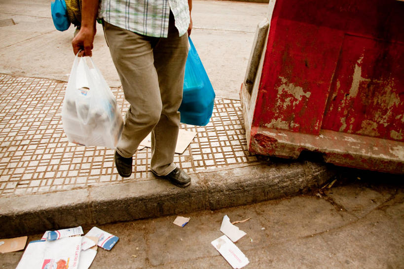 成年人,一个人,横图,室外,白天,西班牙,仅一个男性,纸,垃圾,拿着,休闲装,摄影,运送,北非,步行,彩图