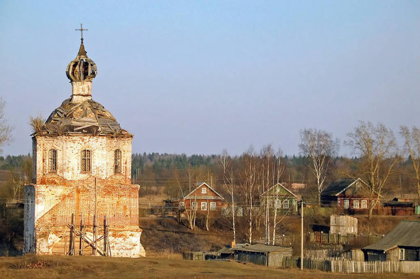 无人,教堂,横图,室外,白天,建筑,俄罗斯,十字架,乡村,破坏,破损,树,摄影,宁静,损坏,基督教,万里无云,诺夫哥罗德,彩图