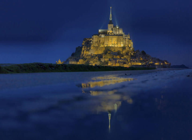 无人,教堂,横图,室外,夜晚,海洋,建筑,法国,反射,岛,尖顶,历史,地标建筑,摄影,宗教,宁静,照亮,法国文化,圣米歇尔山,彩图