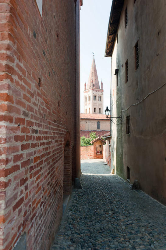 无人,教堂,竖图,室外,白天,建筑,街道,路灯,意大利,尖顶,砖墙,摄影,宗教,彩图,巷