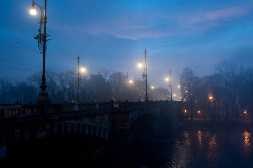 无人,横图,室外,河流,雾,建筑,路灯,欧洲,捷克,反射,黎明,首都,联系,拱桥,树,摄影,宁静,照亮,中欧,捷克共和国,波西米亚,布拉格,伏尔塔瓦河,彩图