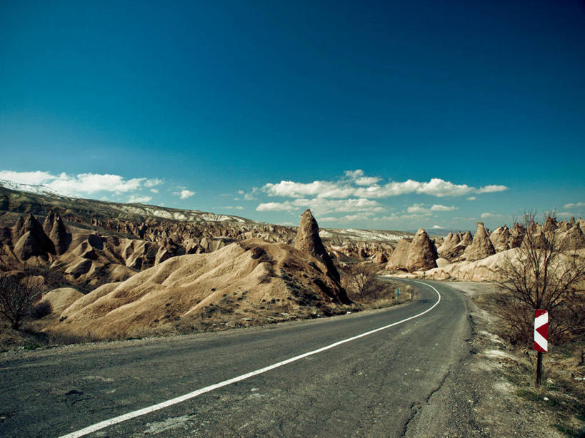 无人,横图,室外,白天,路,指示牌,土耳其,亚洲,标志,路标,文字,地形,云,方向,标识,箭头,天空,自然,运输,摄影,指向,岩层,西亚,交通标志,卡帕多西亚,簇,安纳托利亚,小亚细亚,卡帕多奇亚,岩石,彩图,格雷梅,土耳其共和国,安那托利亚,小亚细亚半岛