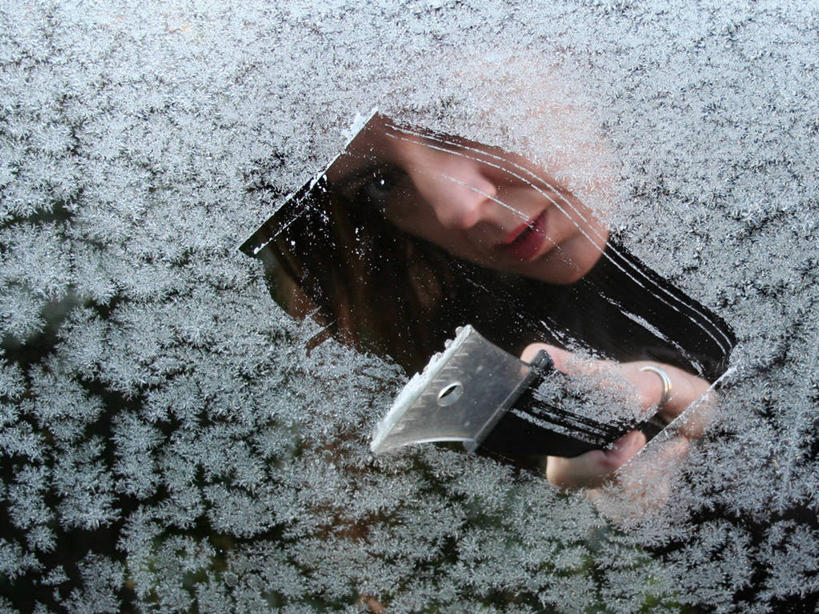 成年人,中年人,老年人,手,一个人,横图,雪,窗户,汽车,英国,仅一个女性,仅一个人,冬天,拿着,仅一个中年女性,寒冷,运输,人体,摄影,部分,刮,专心,女人,女性,中年女性,彩图