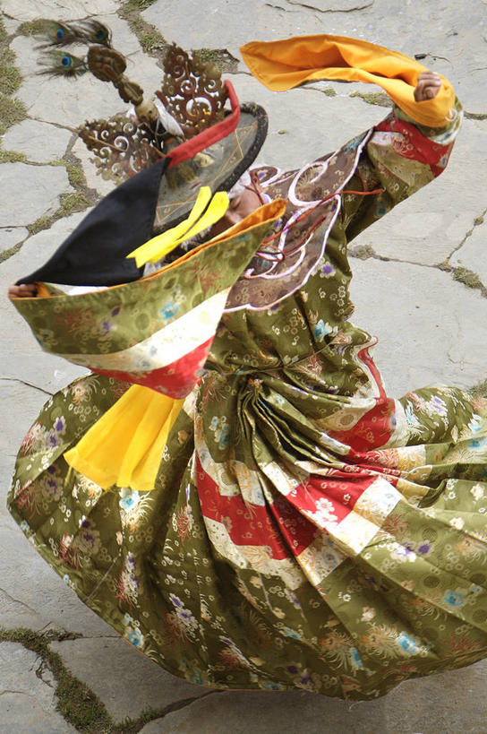 一个人,举,竖图,室外,白天,帽子,不丹,表演,朦胧,模糊,庆祝,托,活力,转,摄影,佛教,迅速,舞者,举起,举手,举着,向上举,向上伸,向上托,彩图,传统服装,舞蹈,传统文化