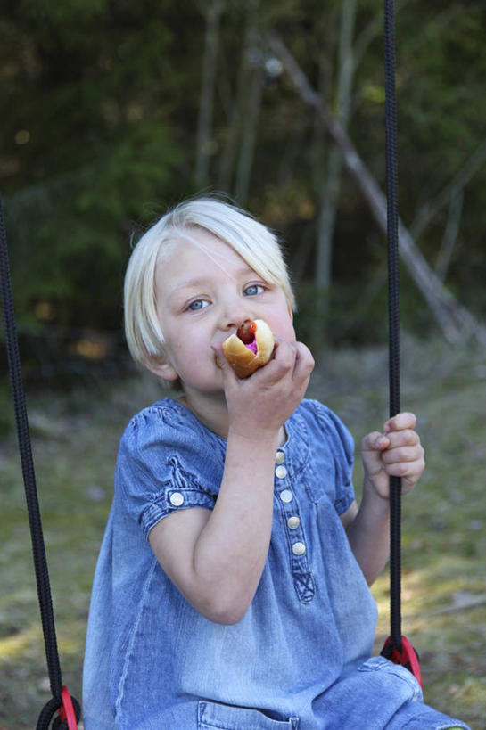 西方人,儿童,头发,一个人,坐,吃,竖图,室外,白天,纯洁,瑞典,欧洲,欧洲人,仅一个女性,仅一个人,摇摆,香肠,拿着,休闲装,饮食,小孩,荡秋千,仅一个小孩,金色,可爱,童年,童趣,摄影,园林,肖像,童真,烂漫,无邪,健康食物,乌普萨拉,天真,女孩,女人,女性,白种人,孩子,半身,彩图,女生