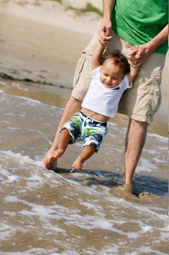 婴儿,儿童,成年人,两个人,家庭,父亲,儿子,站,微笑,竖图,室外,白天,正面,满意,幸福,纯洁,美国,吊挂,连接,湿,悬挂,沙子,海岸线,挂,休闲装,小孩,温暖,温馨,一家人,赤脚,可爱,乐趣,童年,摄影,活泼,部分,和睦,享乐,关爱,运送,加利福尼亚,宝宝,纯真,烂漫,无邪,伶俐,天真,男人,男性,孩子,海滩,手牵手,彩图,爱,皮斯摩海滩,融洽