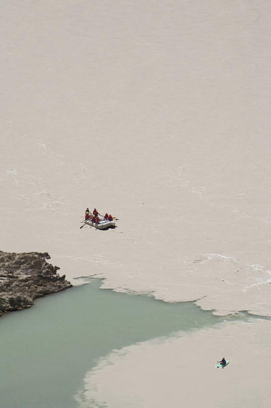 皮划艇,竖图,俯视,航拍,室外,白天,运动,团队,印度,自然,运输,摄影,迅速,漂流,桨,鸟瞰,岩石,彩图,高角度拍摄,旅行,皮船