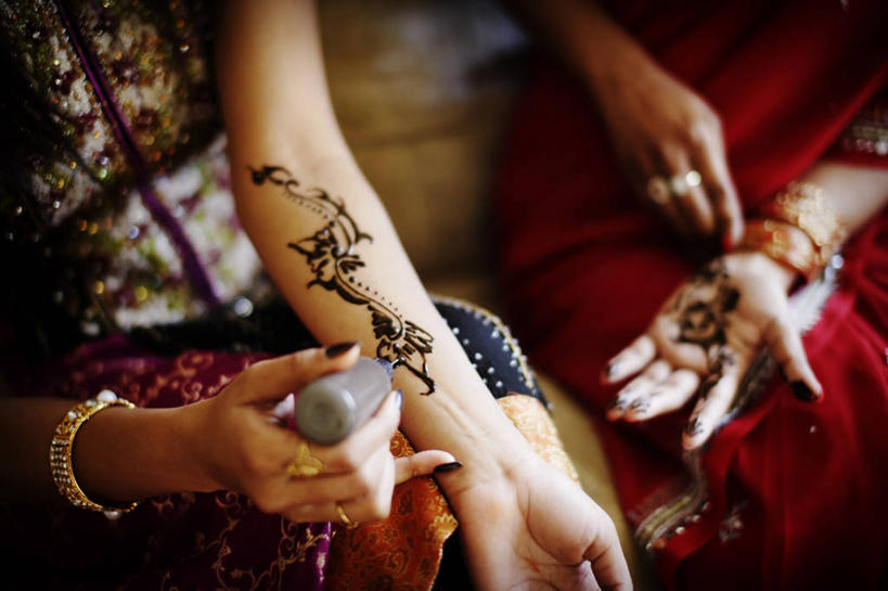 成年人,一个人,两个人,横图,室内,特写,新西兰,仅一个年轻女性,仅一个女性,仅一个人,庆祝,艺术,彩绘,拿着,文化,人体,摄影,创造力,人体彩绘,写实,美观,四肢,纹身彩绘,年轻女性,女人,女性,年轻人,前臂,设计,彩图,传统服装,传统文化