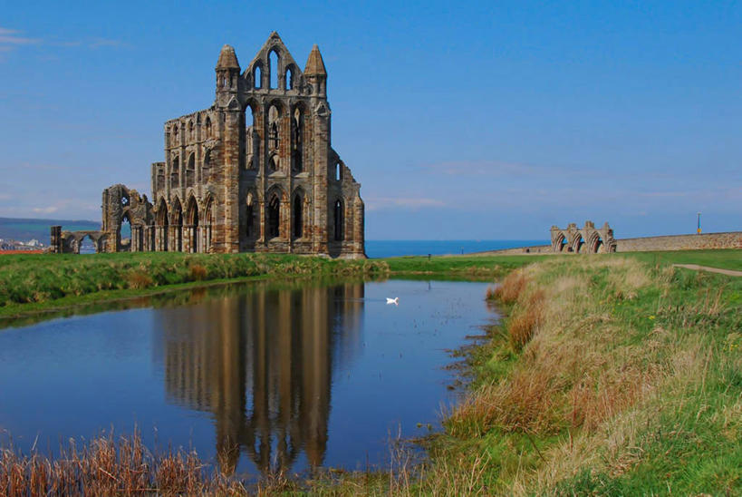 无人,横图,室外,白天,湖,建筑,英国,反射,云,废墟,草,风景,天空,自然,摄影,宗教,宁静,约克郡,灵性,惠特比修道院,修院,彩图