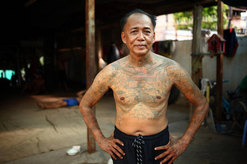 成年人,中年人,老年人,一个人,站,微笑,横图,室外,白天,正面,幸福,信心,柬埔寨,仅一个男性,仅一个人,仅一个中年男性,首都,手叉腰,纹身,叉腰,教练,个性,摄影,双手叉腰,肖像,男人,男性,中年男性,亚洲人,半身,彩图,金边,柬埔寨文化,干丹省