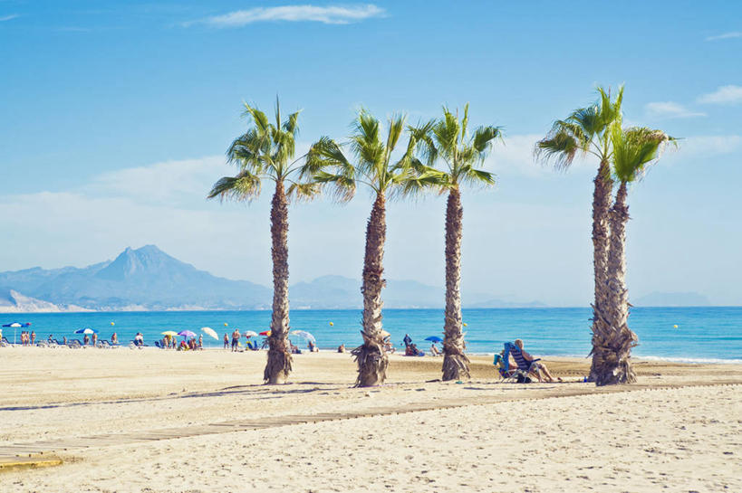 横图,室外,白天,旅游,度假,海洋,棕榈树,西班牙,行人,游客,游人,沙子,水平线,云,许多人,路人,旅客,天空,自然,地标建筑,一群人,摄影,享乐,过客,海滩,彩图,白色海岸