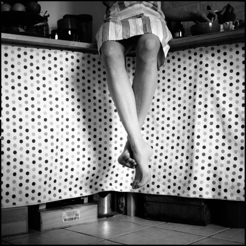 腿,一个人,家庭,坐,方图,黑白,室内,厨房,窗帘,地板,法国,条纹,瓷砖,围裙,圆点,温暖,温馨,一家人,赤脚,人体,摄影,和睦,用具,四肢,双腿交叉,融洽