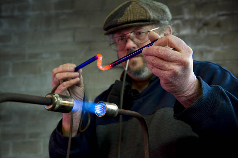 西方人,成年人,中年人,老年人,脸,头,脸颊,一个人,横图,室内,霓虹灯,欧洲,美国,欧洲人,仅一个男性,仅一个人,仅一个中年男性,工作,管子,火焰,眼镜,热,休闲装,肩膀,摄影,专心,华盛顿州,西雅图,焊枪,技能,男人,男性,中年男性,白种人,头部,脸部,脸蛋,面部,彩图,软帽