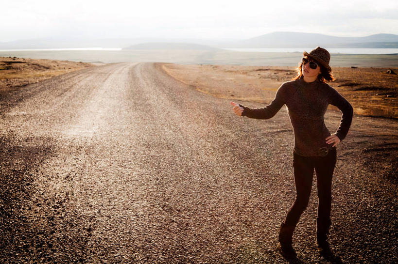 西方人,成年人,一个人,站,横图,室外,白天,正面,路,帽子,欧洲,欧洲人,仅一个年轻女性,仅一个女性,仅一个人,休闲装,天空,自然,太阳镜,遮阳帽,叉腰,运输,摄影,自驾游,年轻女性,女人,女性,白种人,年轻人,休闲活动,彩图,旅行,独处