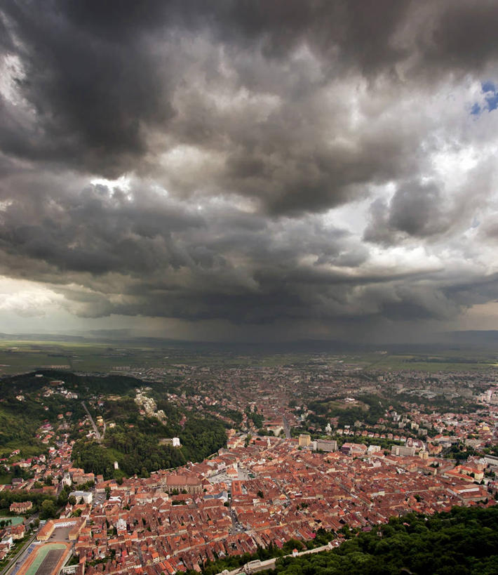 无人,竖图,俯视,航拍,室外,白天,度假,美景,多云,城市风光,城市,罗马尼亚,地形,景观,乌云,云,天气,娱乐,风景,自然,享受,休闲,景色,放松,摄影,鸟瞰,自然风光,布拉索夫,彩图,高角度拍摄