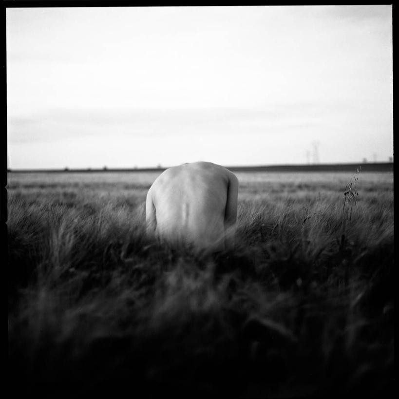 成年人,裸体,一个人,方图,黑白,室外,寂寞,农业,小麦,法国,仅一个男性,田地,裸露,背面,自然,低头,人体,摄影,部分,后背,裸,万里无云,垂头,男人,独处