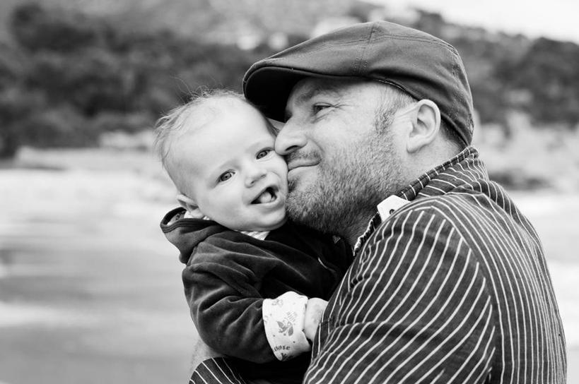 西方人,婴儿,儿童,成年人,中年人,脸,头,脸颊,胡须,两个人,家庭,父母,父亲,儿子,微笑,横图,黑白,室外,白天,婴儿服装,纯洁,海洋,帽子,西班牙,欧洲,欧洲人,连接,条纹,外套,肩膀,小孩,温暖,温馨,一家人,可爱,摄影,活泼,和睦,关爱,宝宝,纯真,烂漫,无邪,伶俐,天真,男性,中年男性,白种人,孩子,头部,胡子,络腮胡,脸部,脸蛋,面部,海滩,亲吻,爱,融洽,白色人种,高加索人种,欧罗巴人种