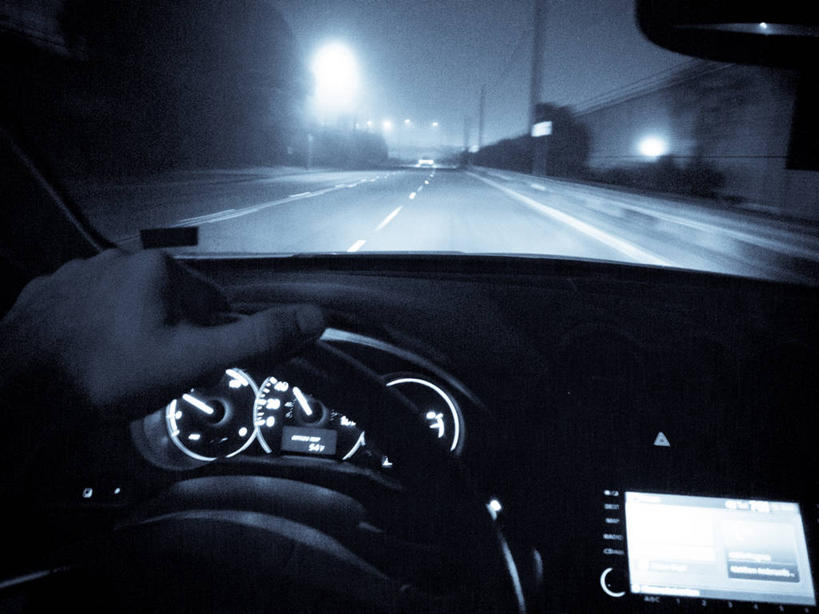 成年人,手,一个人,横图,室内,夜晚,路,汽车,美国,仅一个男性,挡风玻璃,方向盘,运输,人体,摄影,部分,照亮,加利福尼亚,驾车,书,彩图,旅行
