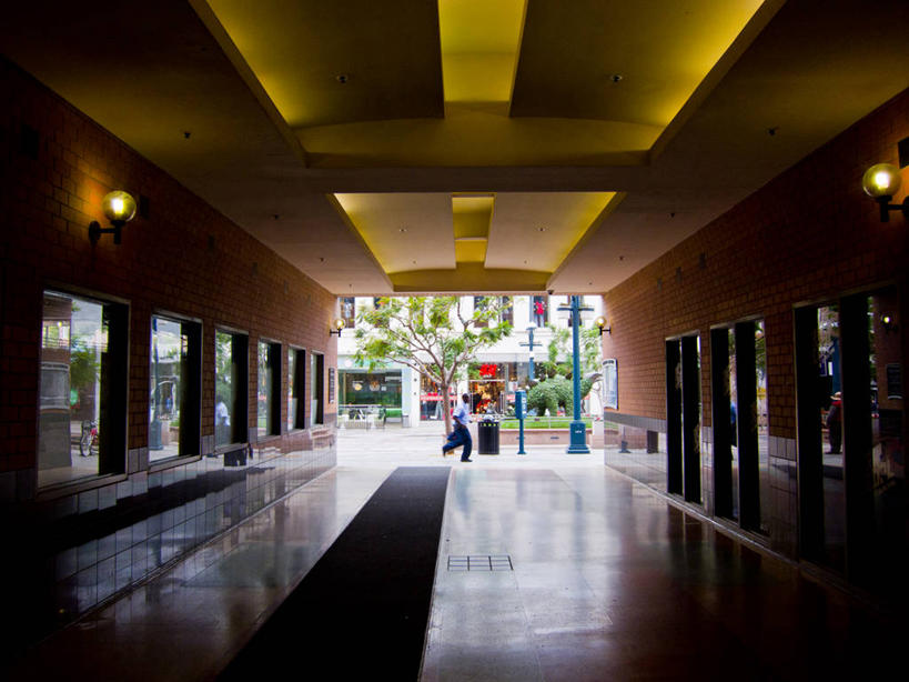 成年人,一个人,跑,横图,室内,白天,侧面,建筑,美国,仅一个男性,反射,隧道,休闲装,现代,树,摄影,迅速,加利福尼亚,紧迫,圣莫尼卡,彩图