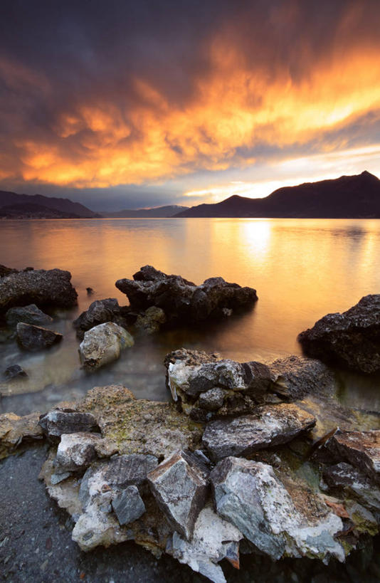 无人,竖图,室外,湖,美景,日落,山,意大利,反射,景观,云,风景,自然,景色,摄影,宁静,岩层,自然风光,意大利文化,马祖尔湖,岩石,彩图