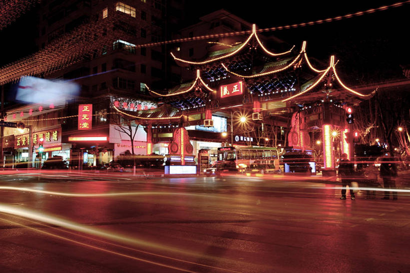 横图,室外,夜晚,长时间曝光,城市,建筑,路,照明,昆明,巴士,灯,天空,灯具,运输,摄影,尾灯,照亮,照明设备,前照灯,前大灯,车前灯,彩图