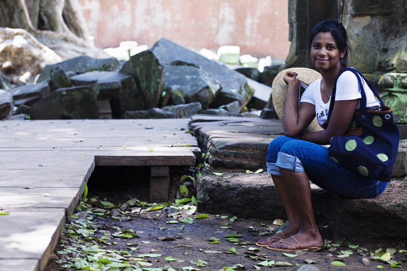 成年人,中年人,一个人,坐,微笑,横图,室外,白天,幸福,信心,柬埔寨,仅一个女性,仅一个人,包,休闲装,仅一个中年女性,摄影,宗教,肖像,暹粒,塔普伦寺,暹粒省,女人,女性,中年女性,彩图,柬埔寨文化