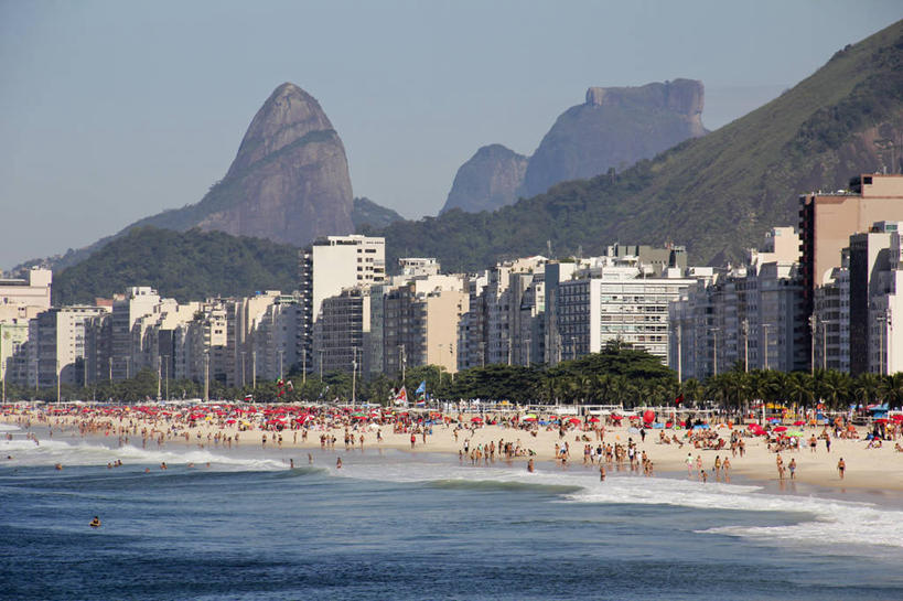 横图,室外,白天,度假,海洋,山,建筑,巴西,行人,游客,游人,阴影,沙子,河岸,许多人,路人,旅客,天空,自然,一群人,乐趣,摄影,享乐,里约热内卢,过客,科巴卡巴纳海滩,海滩,彩图