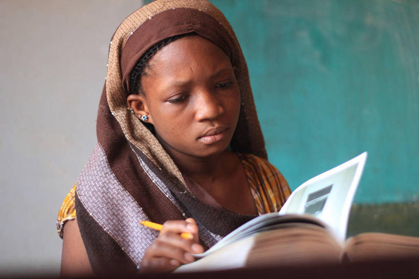 儿童,少年,脸,头,脸颊,一个人,横图,室内,白天,纯洁,非洲,马里,仅一个男性,仅一个年轻女性,仅一个女性,仅一个人,首都,教育,拿着,肩膀,仅一个年轻男性,小孩,铅笔,家庭作业,可爱,童年,童趣,读书,摄影,专心,青春期,文学,童真,烂漫,无邪,阿非利加洲,巴马科,马里共和国,西非,天真,男人,男性,年轻男性,年轻女性,女人,女性,非洲人,孩子,头部,脸部,脸蛋,面部,书,彩图,传统服装,女生