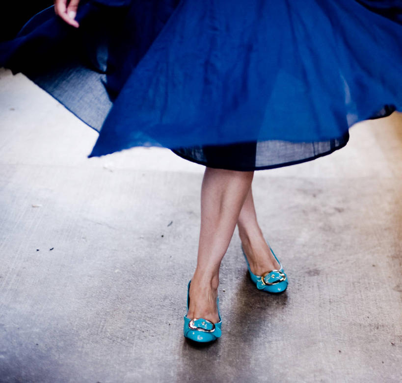 成年人,一个人,横图,室外,白天,时尚,自由,鞋子,美国,仅一个女性,蓝色,摄影,加利福尼亚,伯克利,彩图