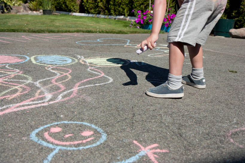 西方人,儿童,一个人,横图,室外,白天,绘画,纯洁,城市,欧洲,加拿大,欧洲人,仅一个男性,仅一个人,弯腰,阴影,艺术,混凝土,古典,拿着,休闲装,文化,小孩,气球,工艺品,夏天,品味,仅一个小孩,可爱,童年,童趣,摄影,部分,美术,创造力,笑脸,高雅,后院,童真,烂漫,无邪,美学,温哥华,大不列颠哥伦比亚,美术工艺,天真,男孩,男人,男性,白种人,孩子,休闲活动,彩图,简笔画,男生,菲律宾人