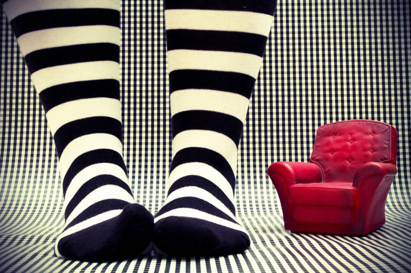 腿,一个人,横图,室内,爱尔兰,条纹,小的,首都,袜子,红色,白色,黑色,人体,摄影,扶手椅,比例,四肢,彩图