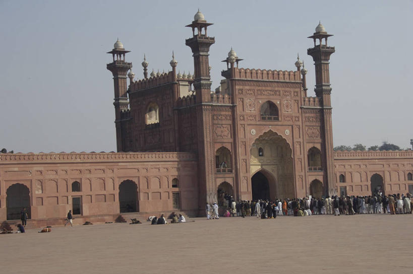 站,横图,室外,白天,建筑,巴基斯坦,柱子,许多人,一群人,摄影,宗教,伊斯兰教,清真寺,拉合尔,彩图